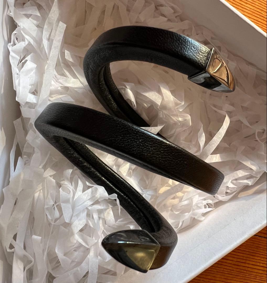 新品Bottega Veneta ブラックレザーバングル