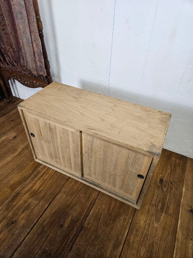 日本のアンティーク 小振りの収納棚 木製 無垢材 小箪笥 引き戸 和家具 ラック