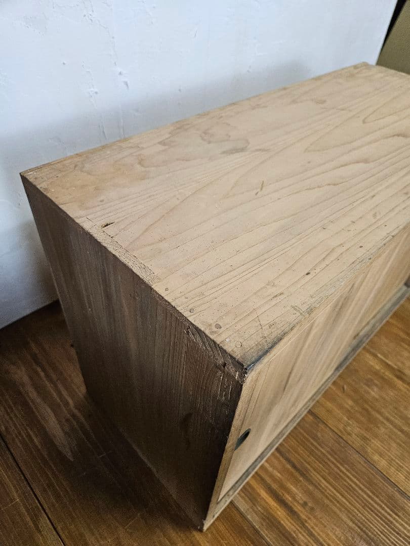 日本のアンティーク 小振りの収納棚 木製 無垢材 小箪笥 引き戸 和家具 ラック