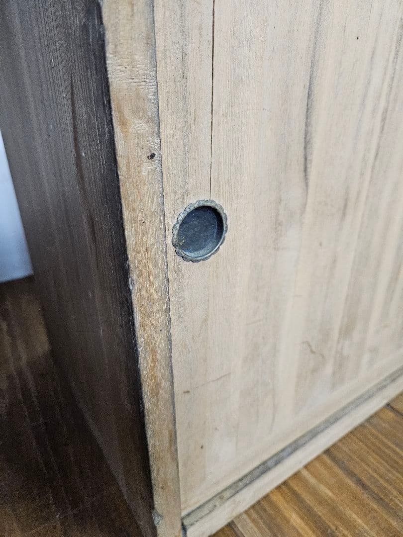 日本のアンティーク 小振りの収納棚 木製 無垢材 小箪笥 引き戸 和家具 ラック