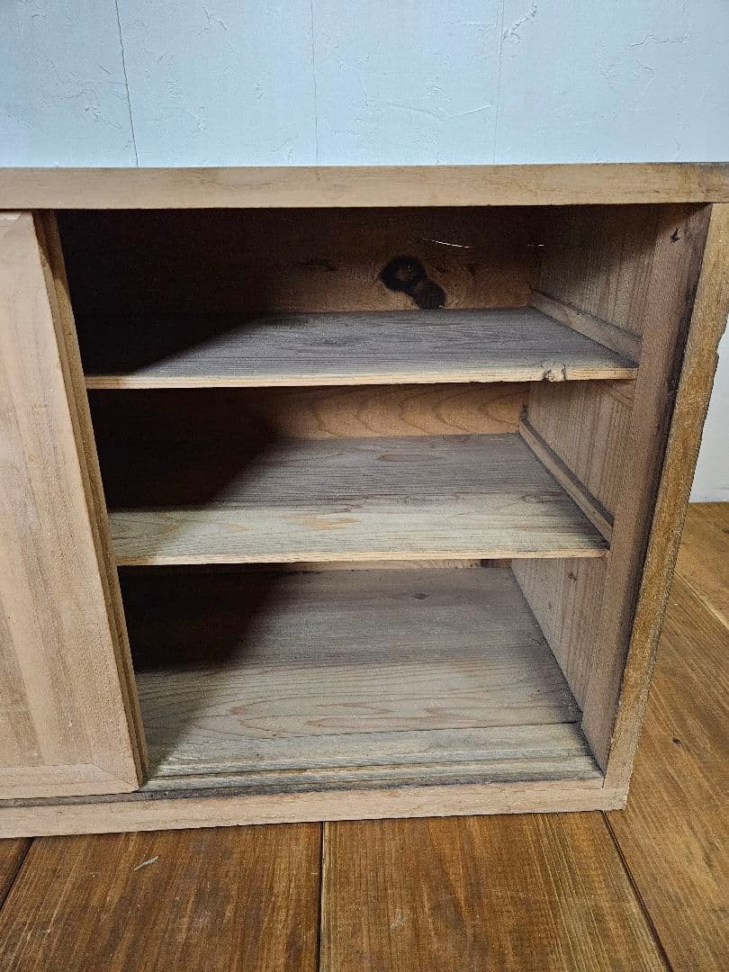 日本のアンティーク 小振りの収納棚 木製 無垢材 小箪笥 引き戸 和家具 ラック