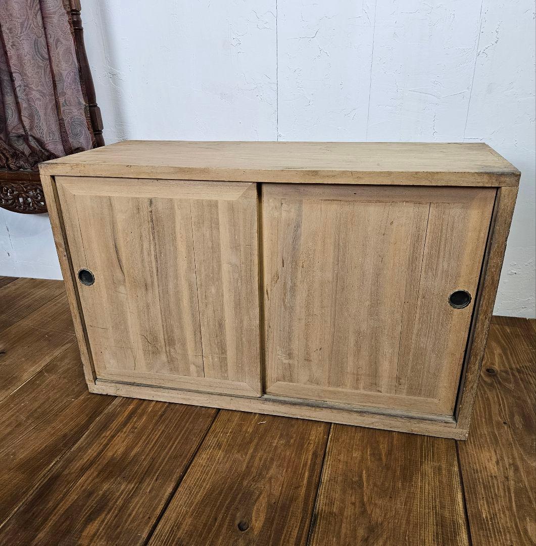 日本のアンティーク 小振りの収納棚 木製 無垢材 小箪笥 引き戸 和家具 ラック