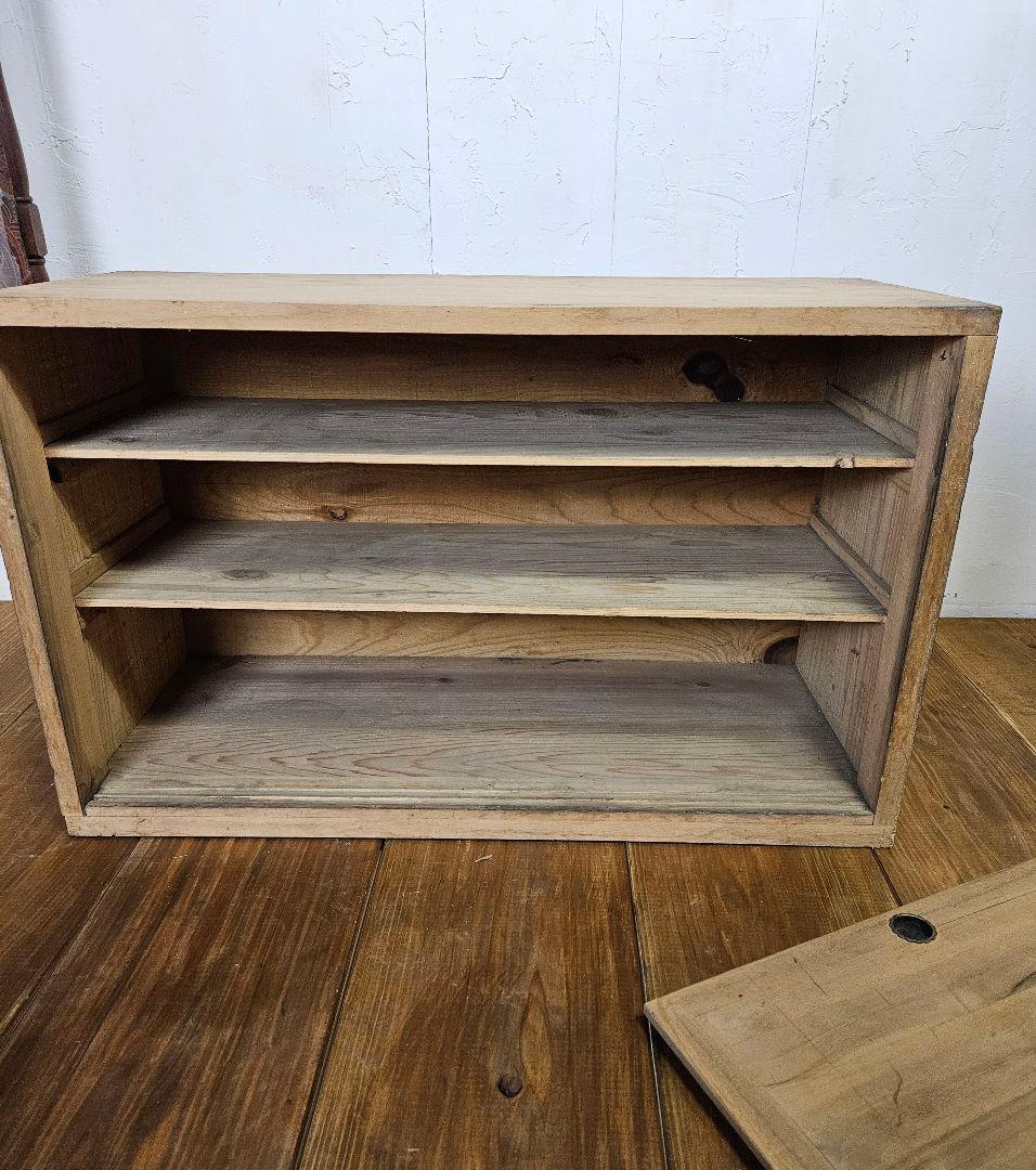 日本のアンティーク 小振りの収納棚 木製 無垢材 小箪笥 引き戸 和家具 ラック