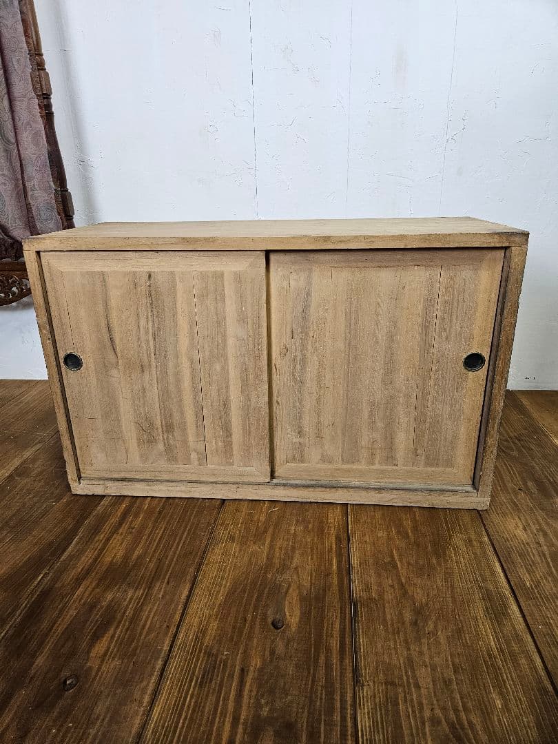 日本のアンティーク 小振りの収納棚 木製 無垢材 小箪笥 引き戸 和家具 ラック