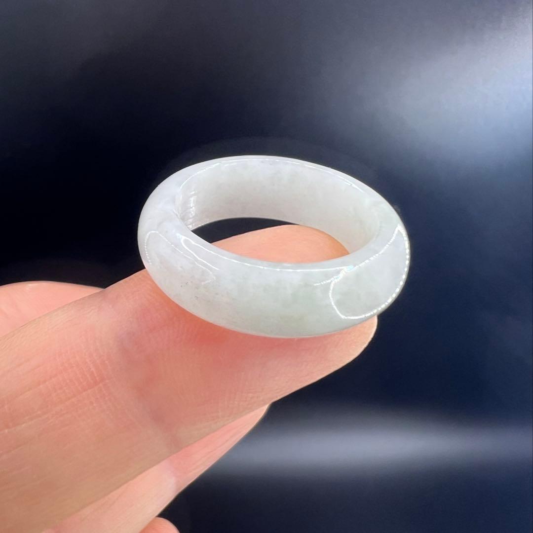 新品　ミャンマー産天然Aランク翡翠ののくり抜きリンググリーンホワイトAB1006