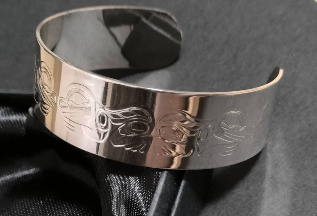 カナダ先住民ハンドメイドジュエリー（シルバーバングル）