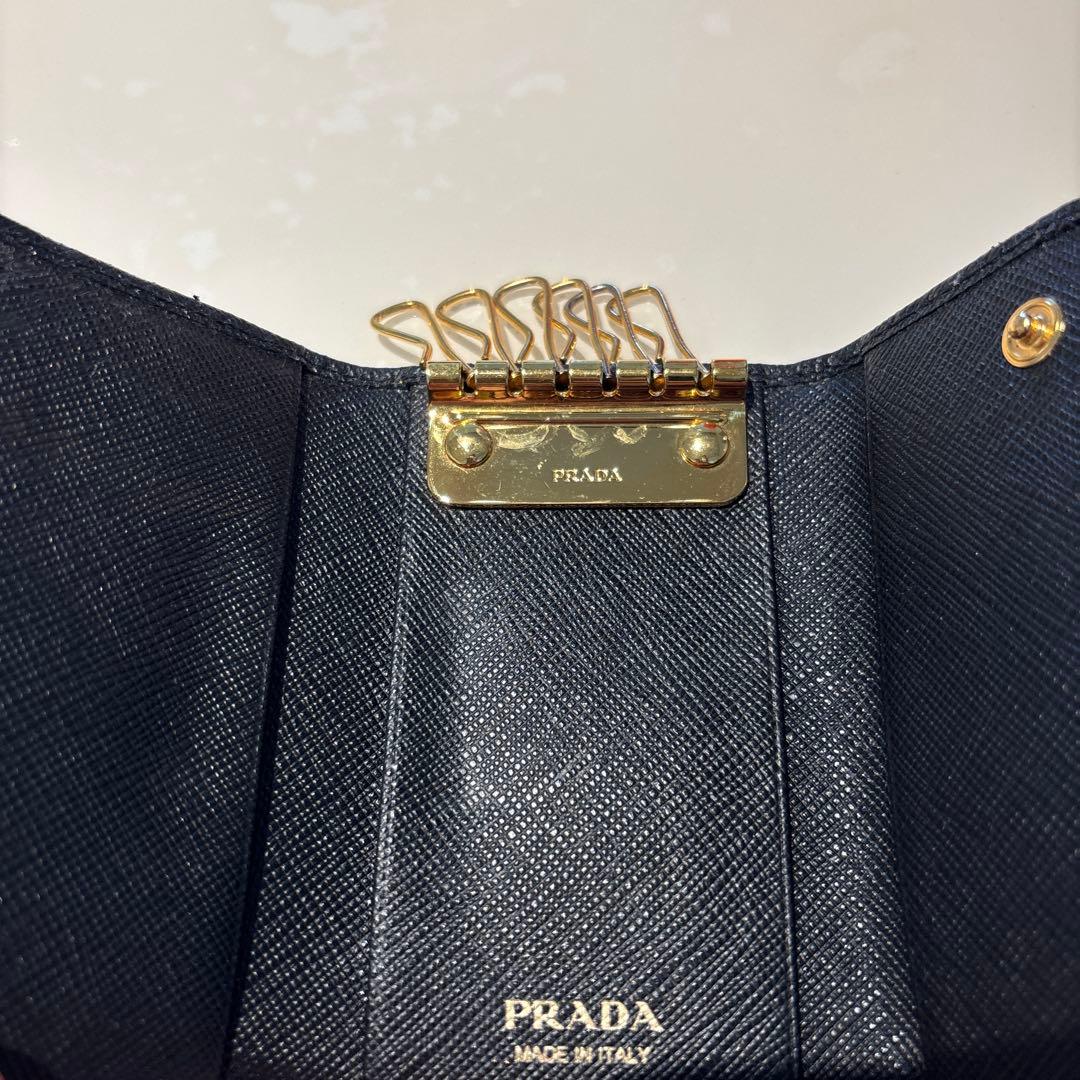 PRADA ブラック キーケース サフィアーノレザー　リボン