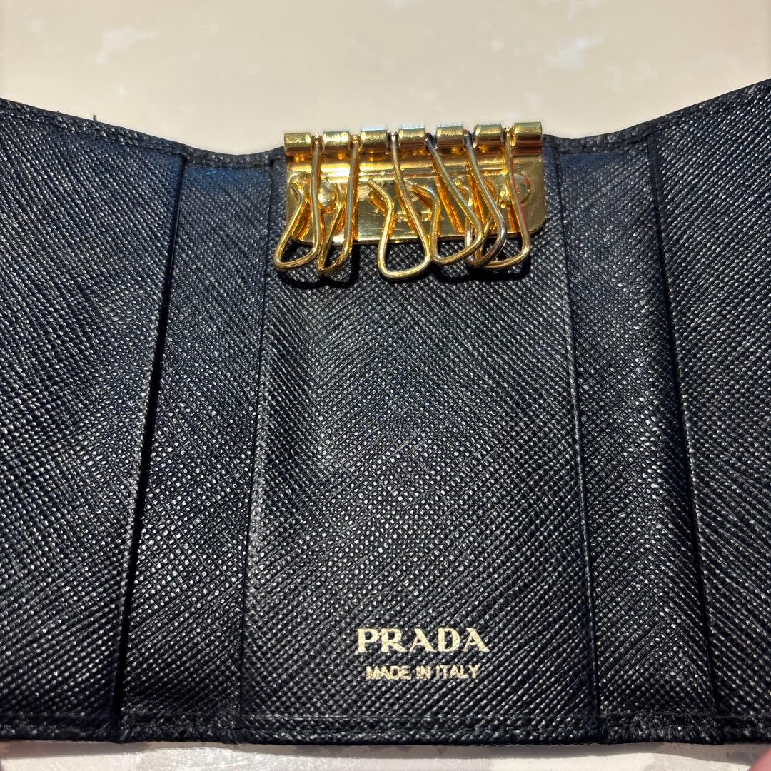 PRADA ブラック キーケース サフィアーノレザー　リボン