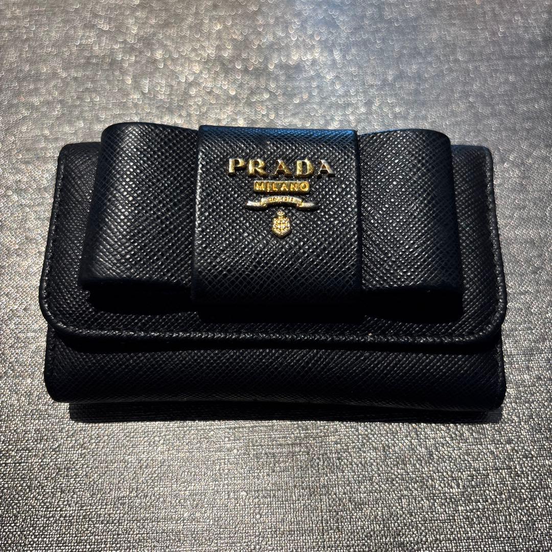 PRADA ブラック キーケース サフィアーノレザー　リボン