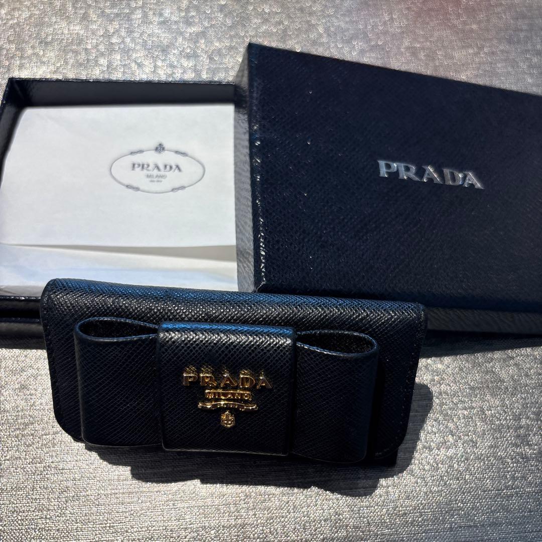 PRADA ブラック キーケース サフィアーノレザー　リボン