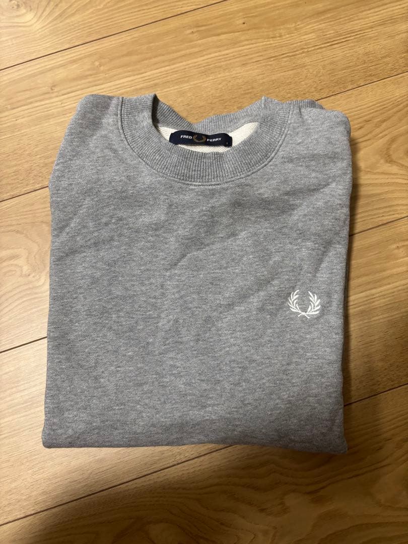 FRED PERRY フレッドペリー　ワンポイントロゴ刺繍クルーネックスウェット