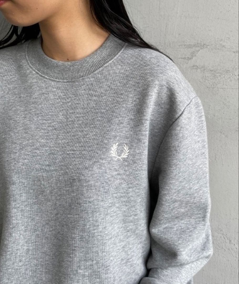 FRED PERRY フレッドペリー　ワンポイントロゴ刺繍クルーネックスウェット