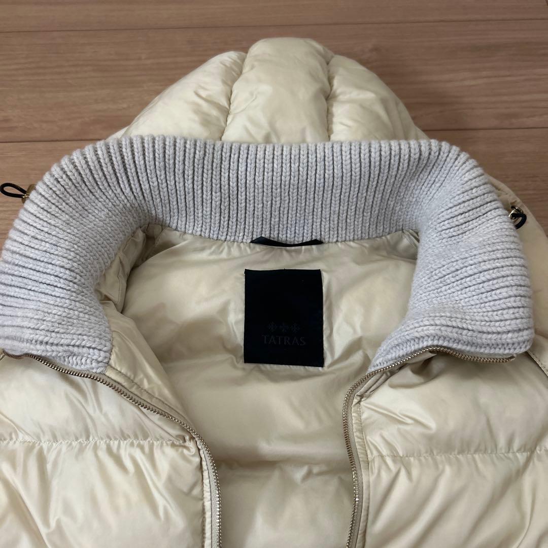 タトラス　Oggiコラボ　クリーム色　フード付きダウンベスト