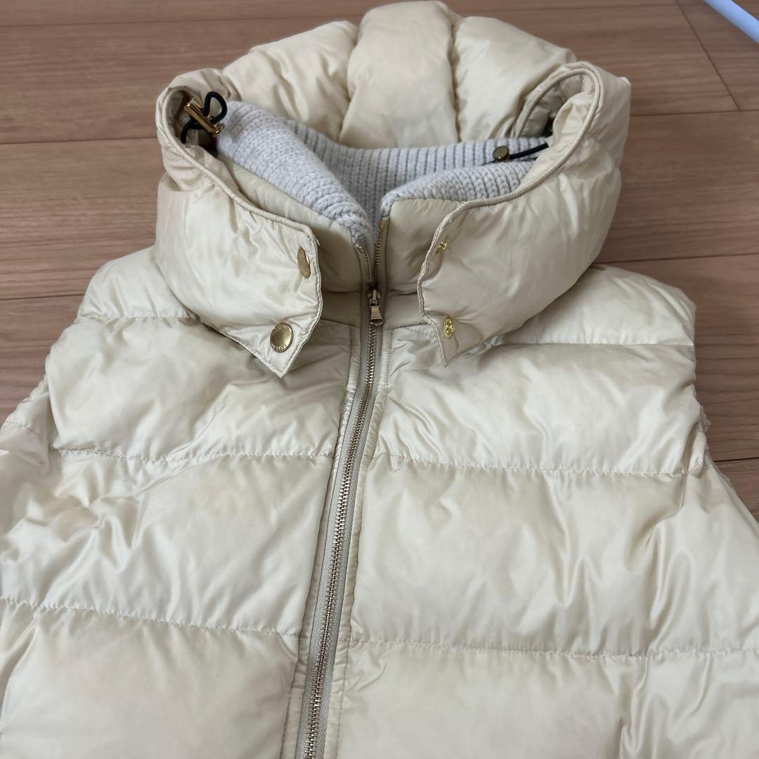 タトラス　Oggiコラボ　クリーム色　フード付きダウンベスト