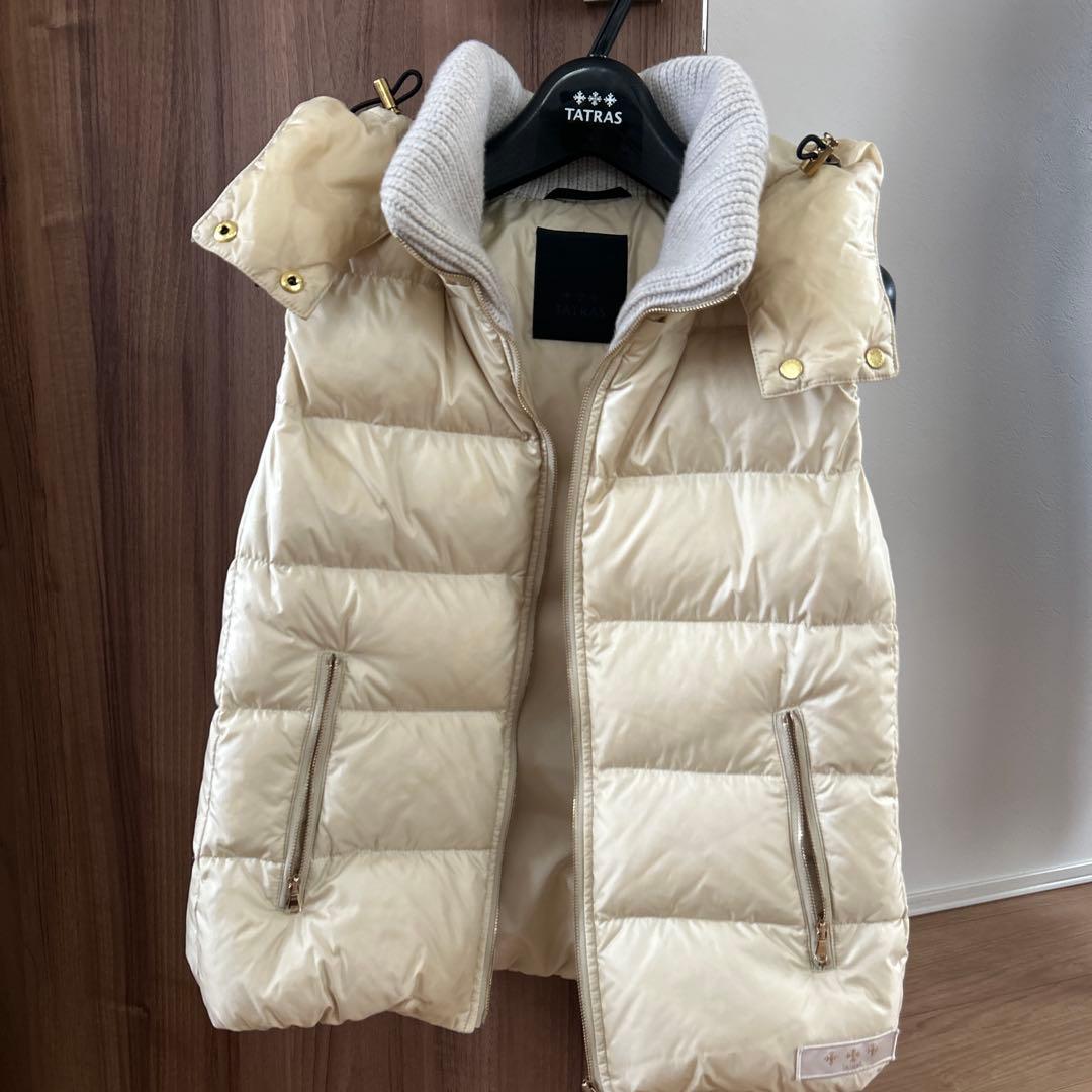 タトラス　Oggiコラボ　クリーム色　フード付きダウンベスト