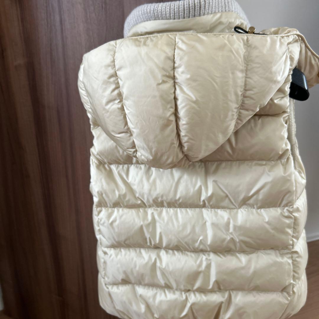 タトラス　Oggiコラボ　クリーム色　フード付きダウンベスト