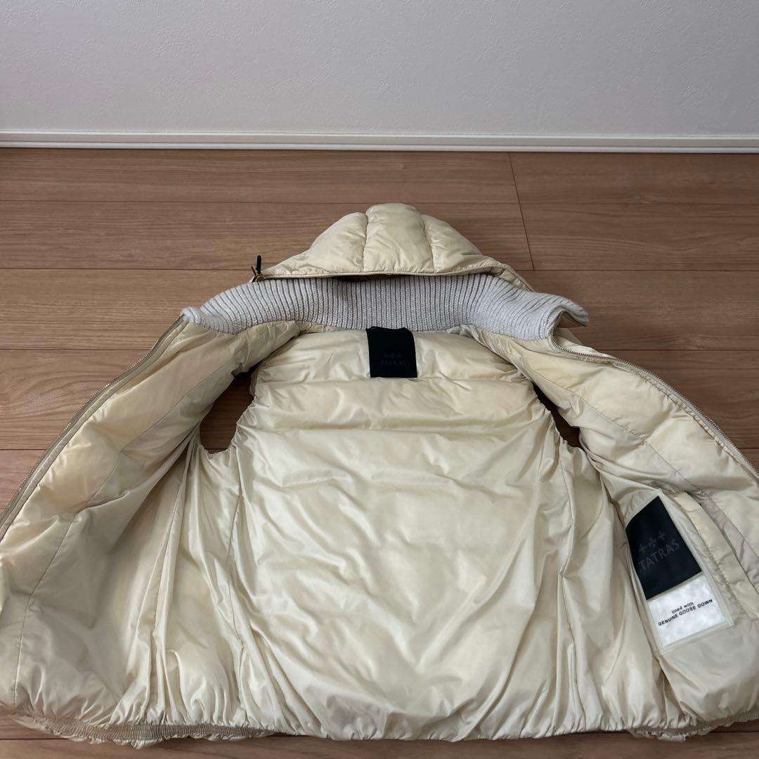 タトラス　Oggiコラボ　クリーム色　フード付きダウンベスト