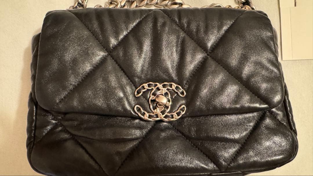 CHANEL ブラックレザー ショルダーバッグ　未使用に近い美品　２６㎝　超安価