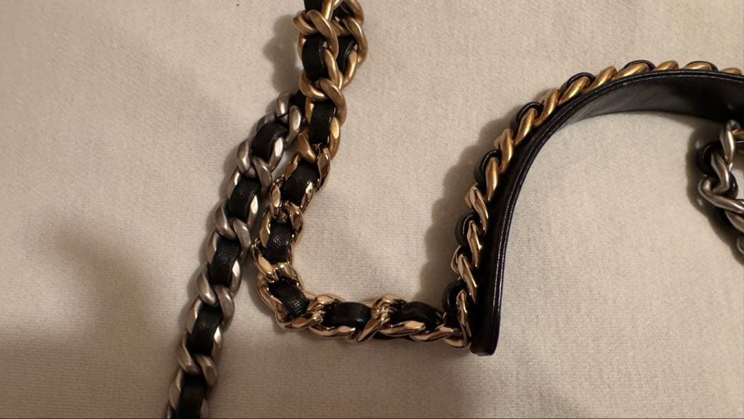 CHANEL ブラックレザー ショルダーバッグ　未使用に近い美品　２６㎝　超安価