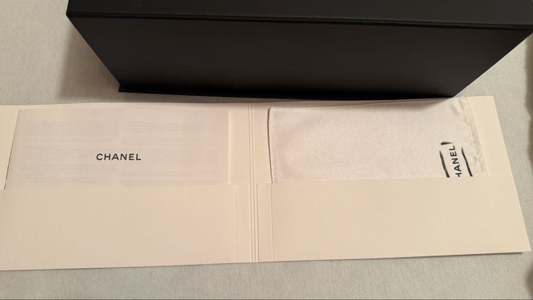 CHANEL ブラックレザー ショルダーバッグ　未使用に近い美品　２６㎝　超安価