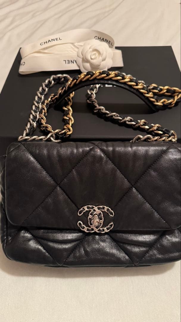 CHANEL ブラックレザー ショルダーバッグ　未使用に近い美品　２６㎝　超安価