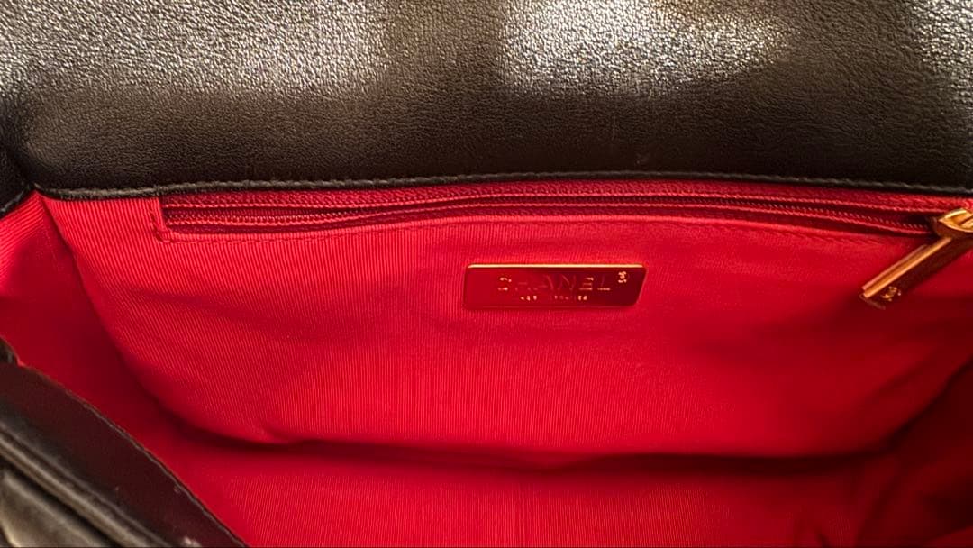 CHANEL ブラックレザー ショルダーバッグ　未使用に近い美品　２６㎝　超安価