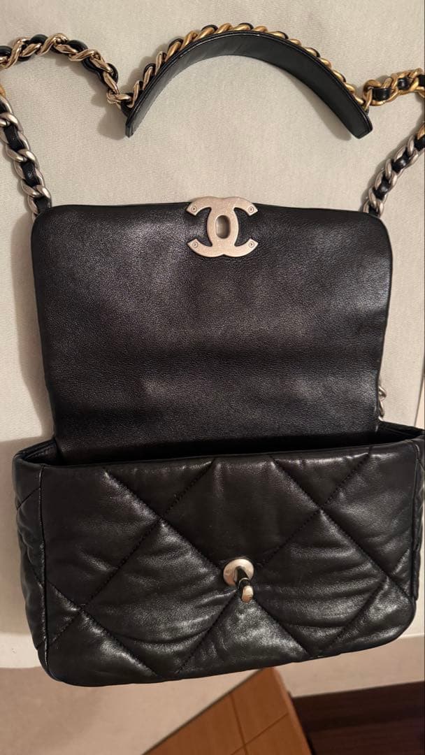 CHANEL ブラックレザー ショルダーバッグ　未使用に近い美品　２６㎝　超安価