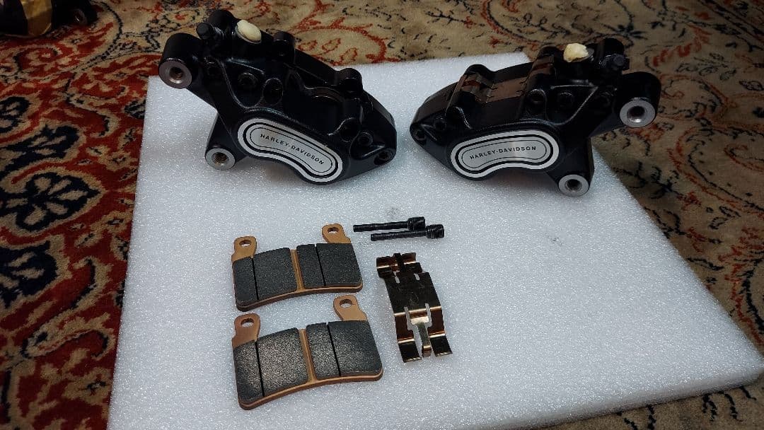 Harley FXLRS フロントブレーキキャリパー左右新車外し未走行。