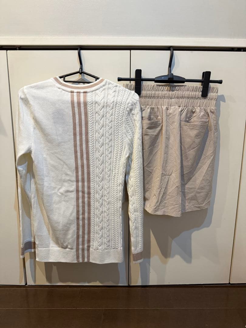 adidas 白ニットとベージュキュロットセット