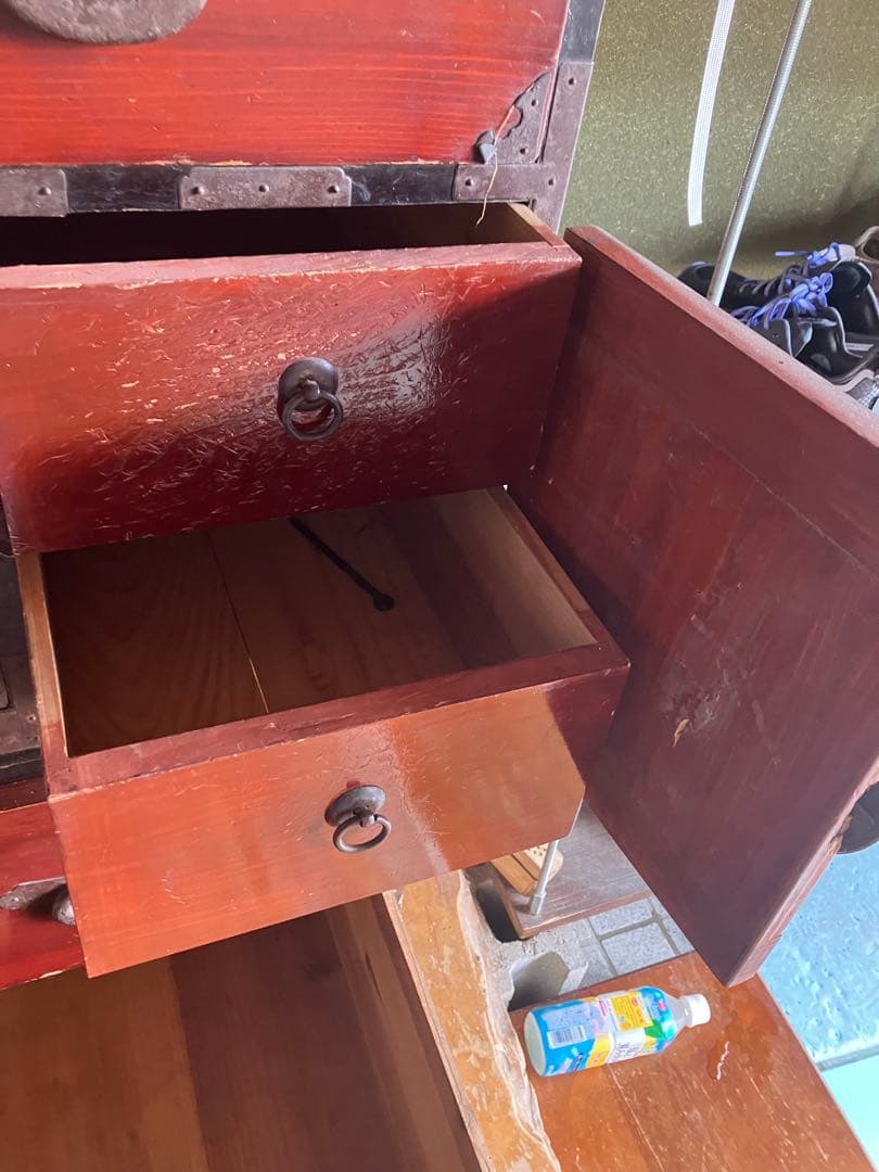 伝統的な和風木製箪笥