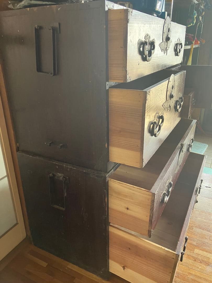 伝統的な和風木製箪笥