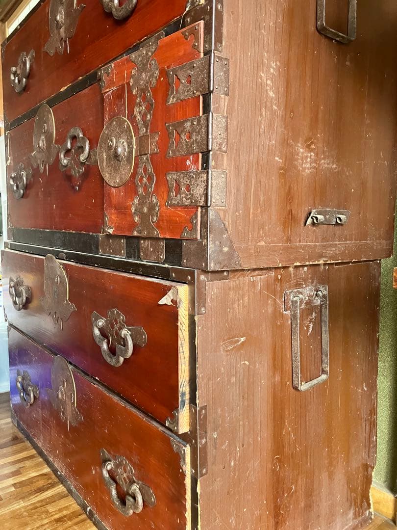 伝統的な和風木製箪笥