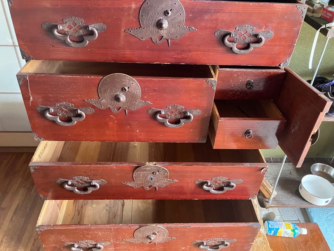 伝統的な和風木製箪笥