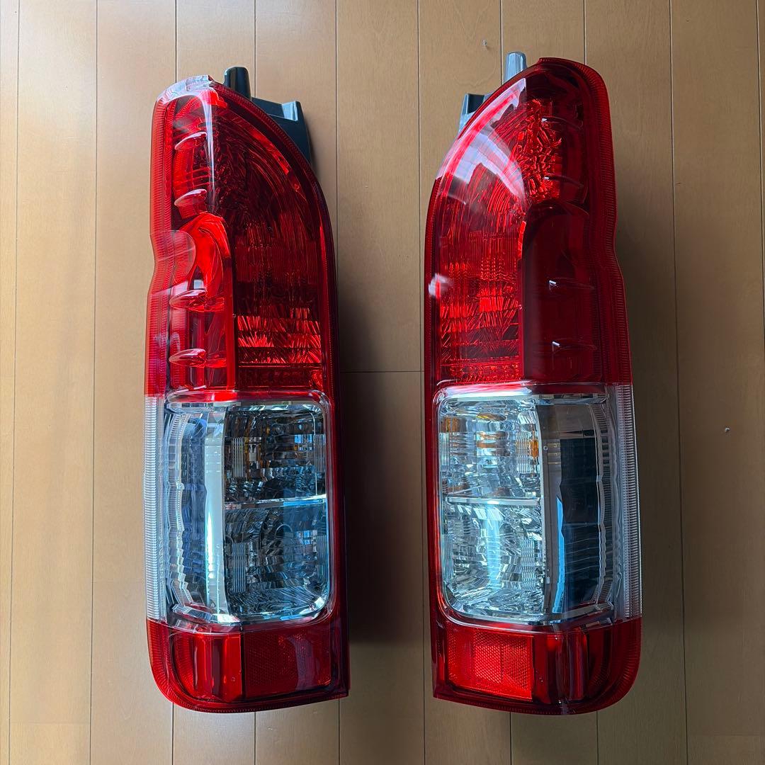 ハイエース　テールライト 左右セット