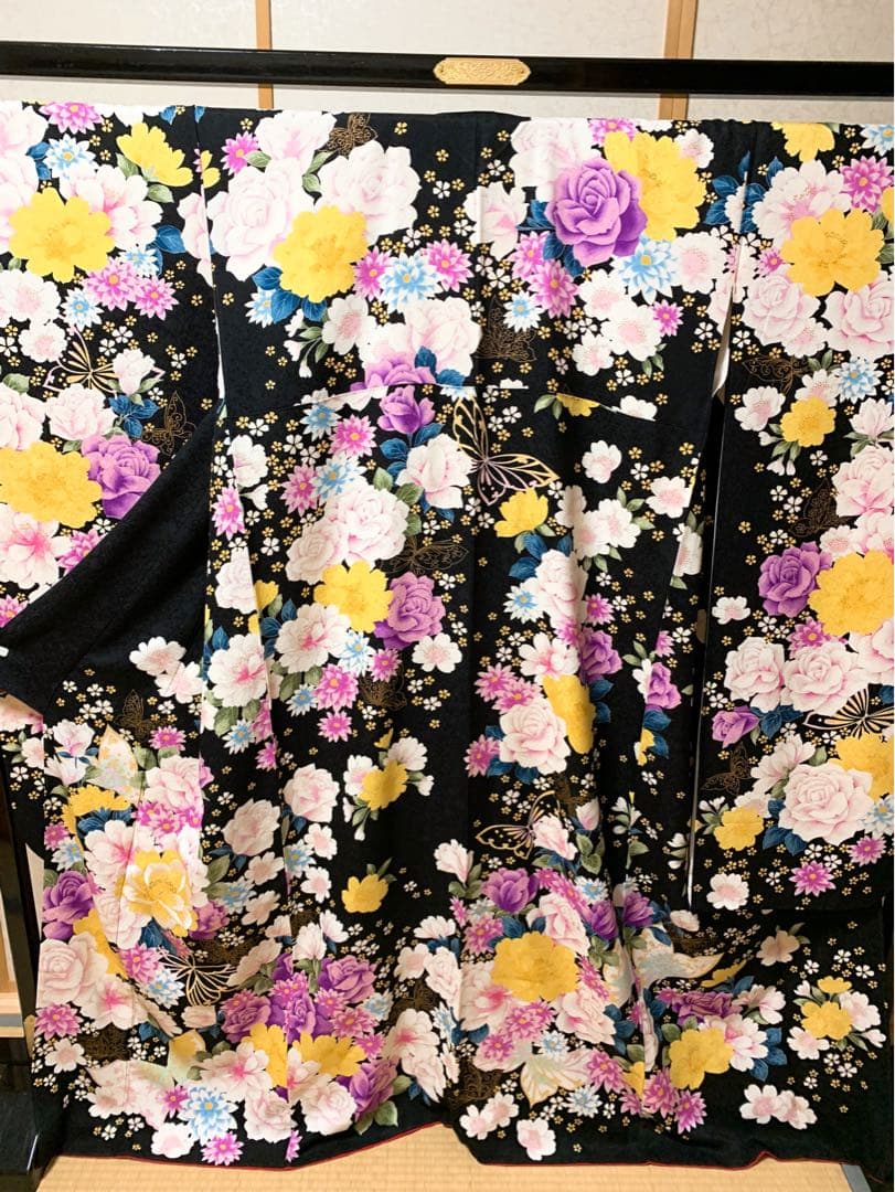 振袖No.2【身長150㎝〜160㎝の方向け】黒地に花模様　蝶々金彩　正絹