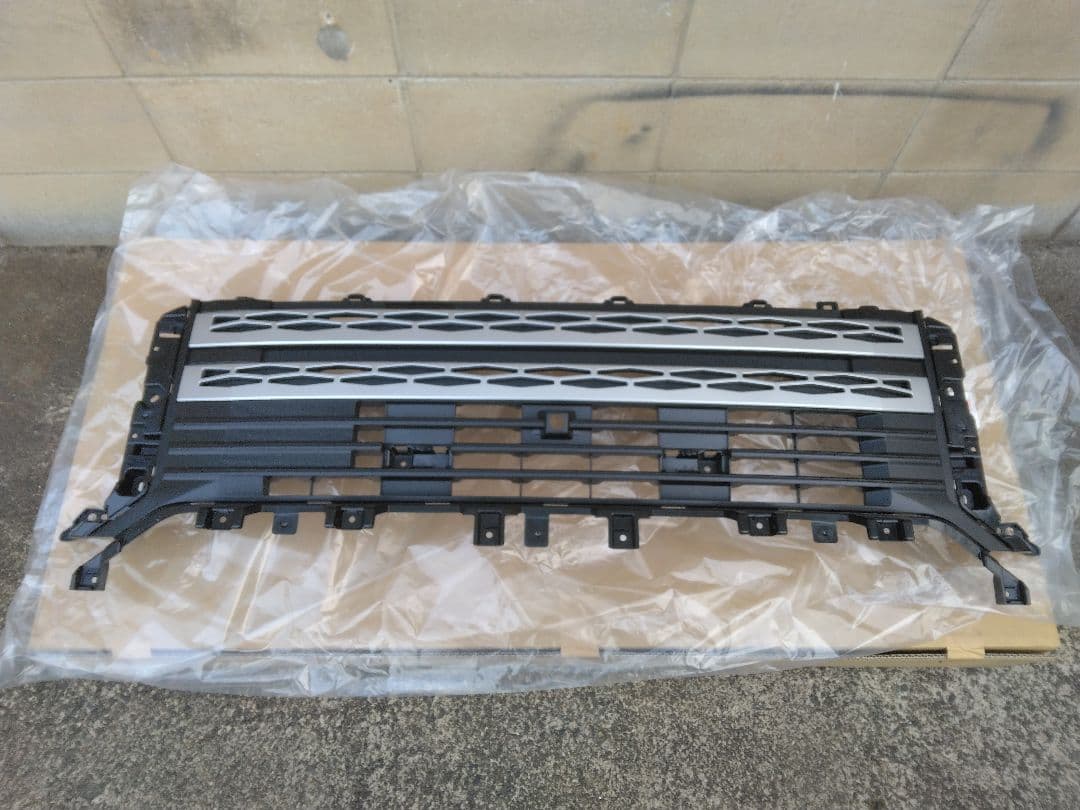 デリカD5 型式CV1W フロントグリル　新品　品番62310W360P送料込み