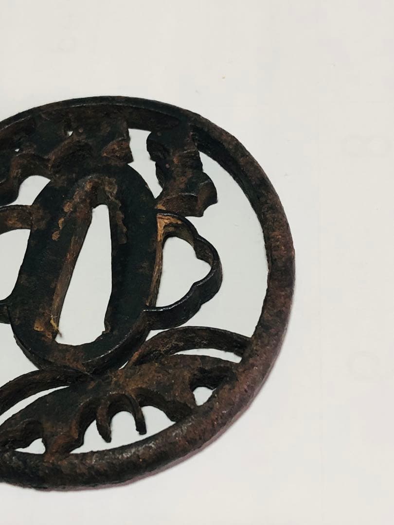 旧家蔵出し品　赤坂鍔　千鳥に蝶の図　鉄製　時代物　箱無し　刀装具　武具　透かし鍔
