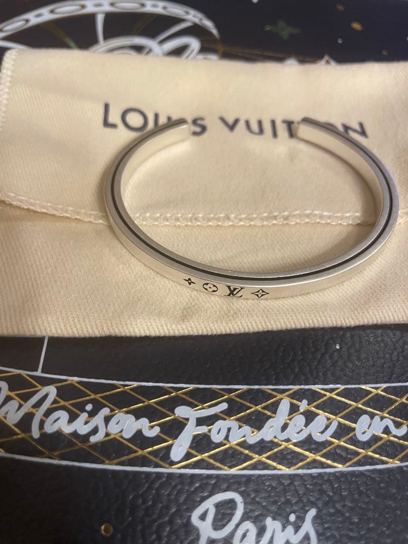 Louis Vuitton シルバーバングル