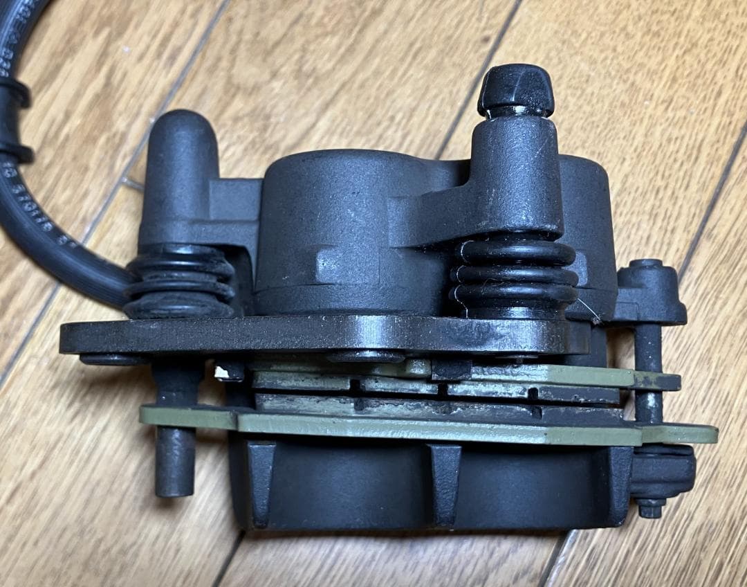 スズキ　グラストラッカー NJ47A 純正 フロント ブレーキ キャリパー