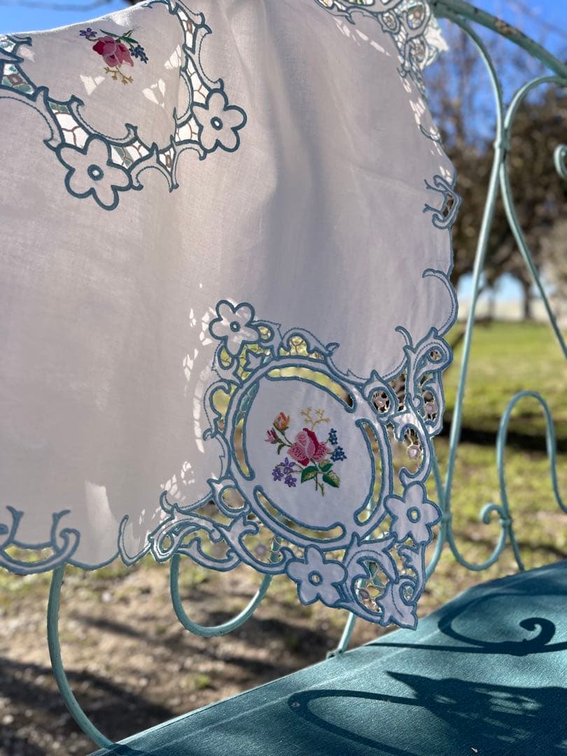 ◆フランスアンティーク｜乙女な手刺繍テーブルクロス、水色花姫レース小さめ正方形