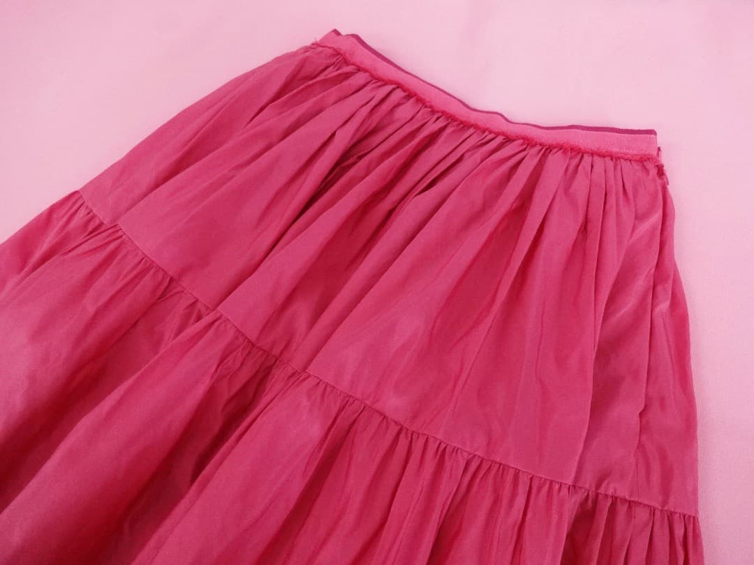 FOXEY フォクシーシルクシャカシャカ素材ふんわりティアードスカート　ピンク