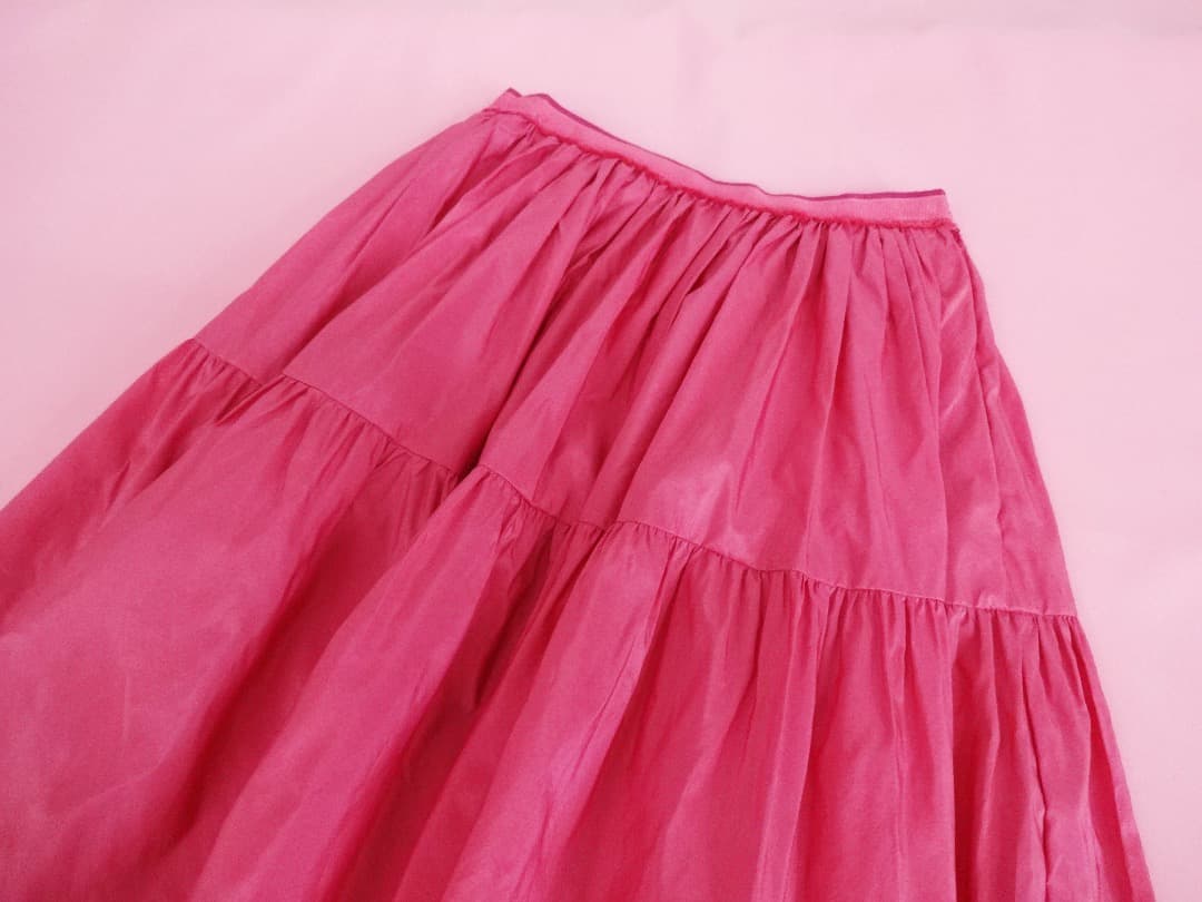 FOXEY フォクシーシルクシャカシャカ素材ふんわりティアードスカート　ピンク