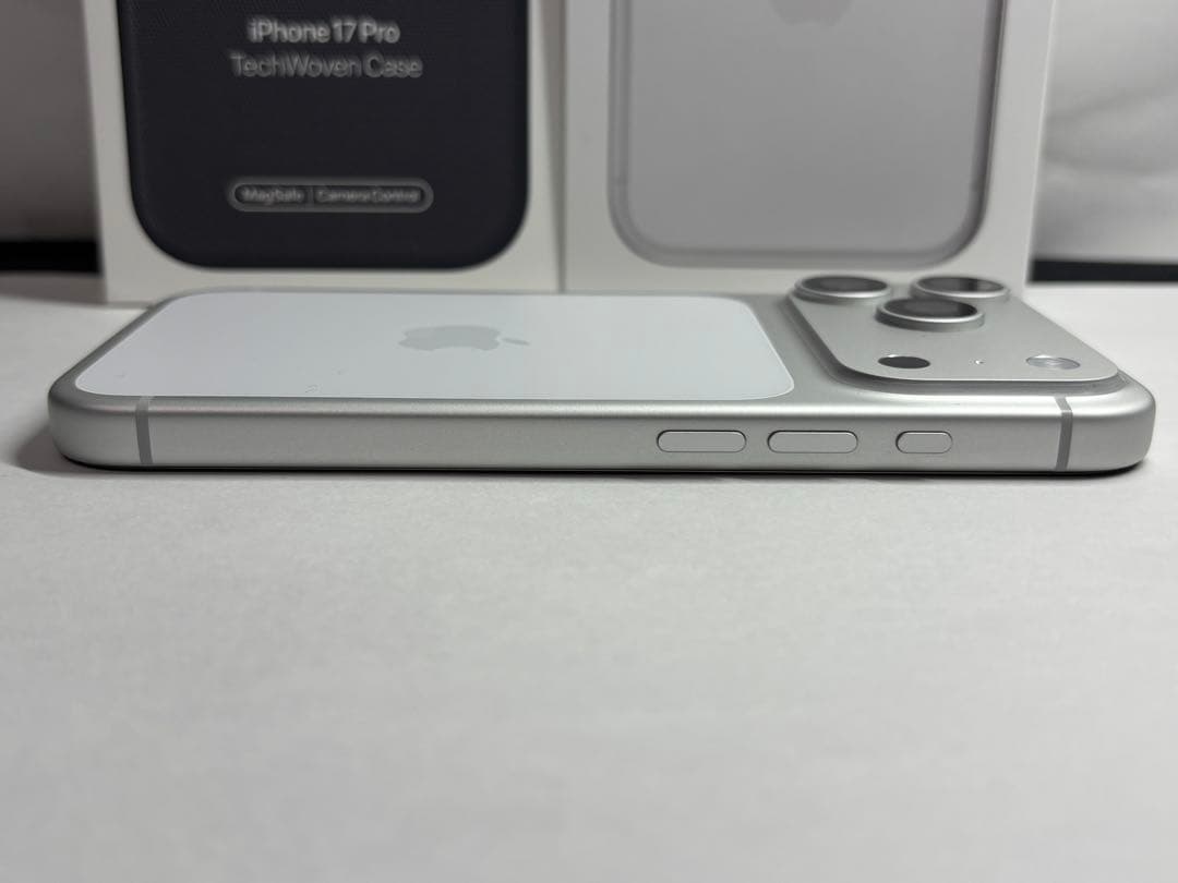 【美品】iPhone 17 Pro シルバー 256GB（純正ケース付き）