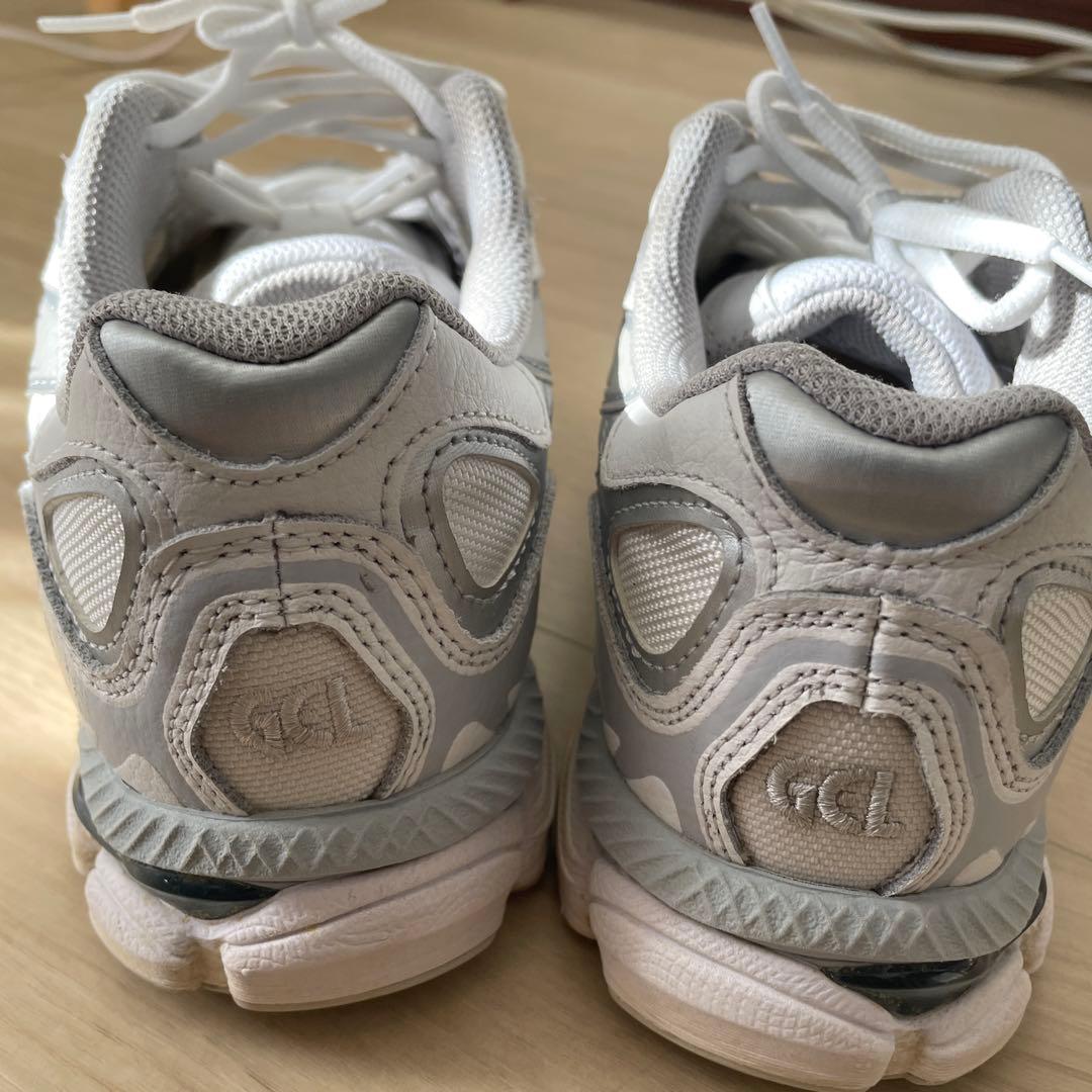 アシックス　nyc 24.5 White/silver