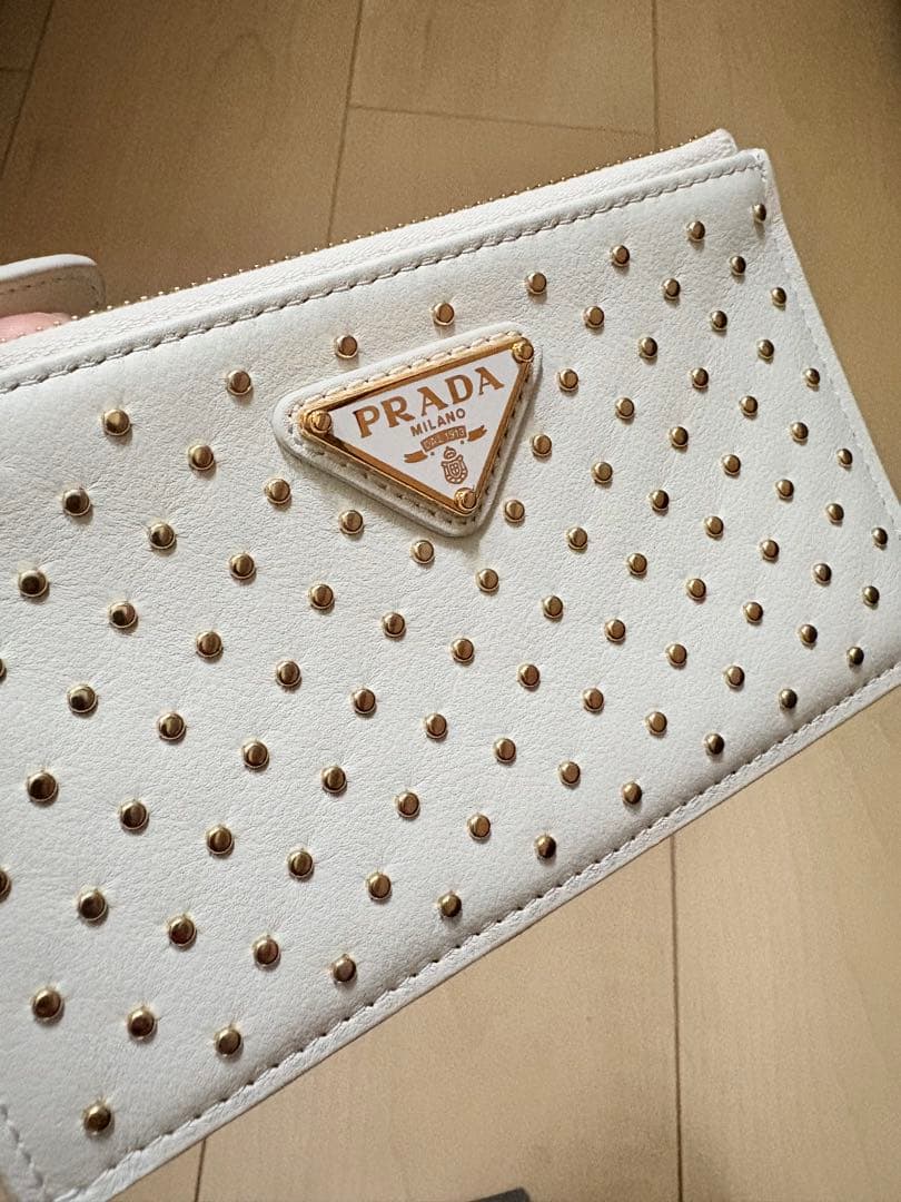 PRADA ⭐︎スタッズ付きフラグメントケース ホワイト　新品/未使用品