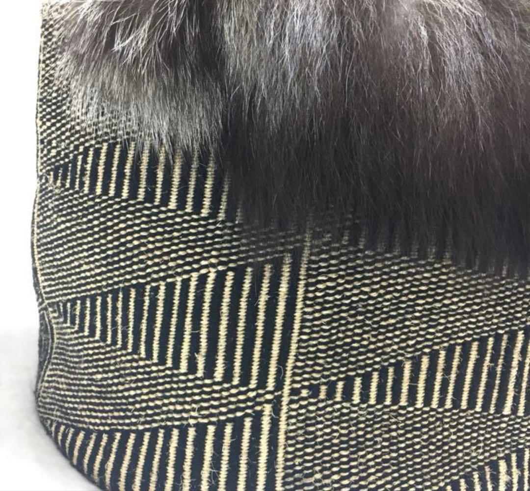 幾何学模様のファー付きかごバッグ