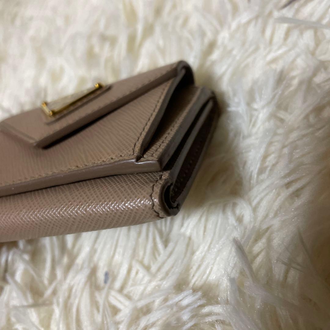 ほぼ未使用　PRADA プラダ 財布　ミニ財布　ピンクベージュ　三角プレート