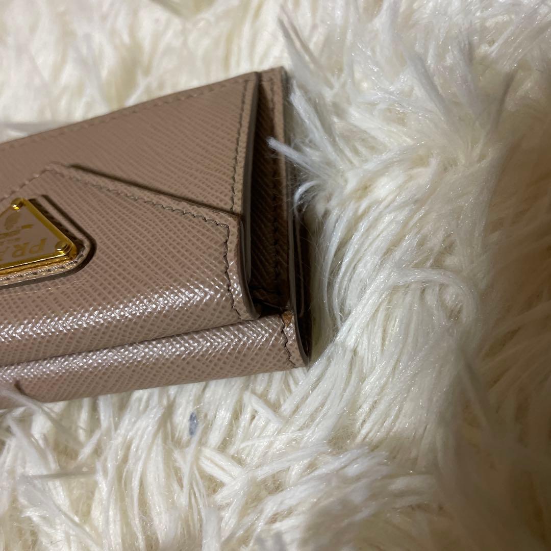 ほぼ未使用　PRADA プラダ 財布　ミニ財布　ピンクベージュ　三角プレート