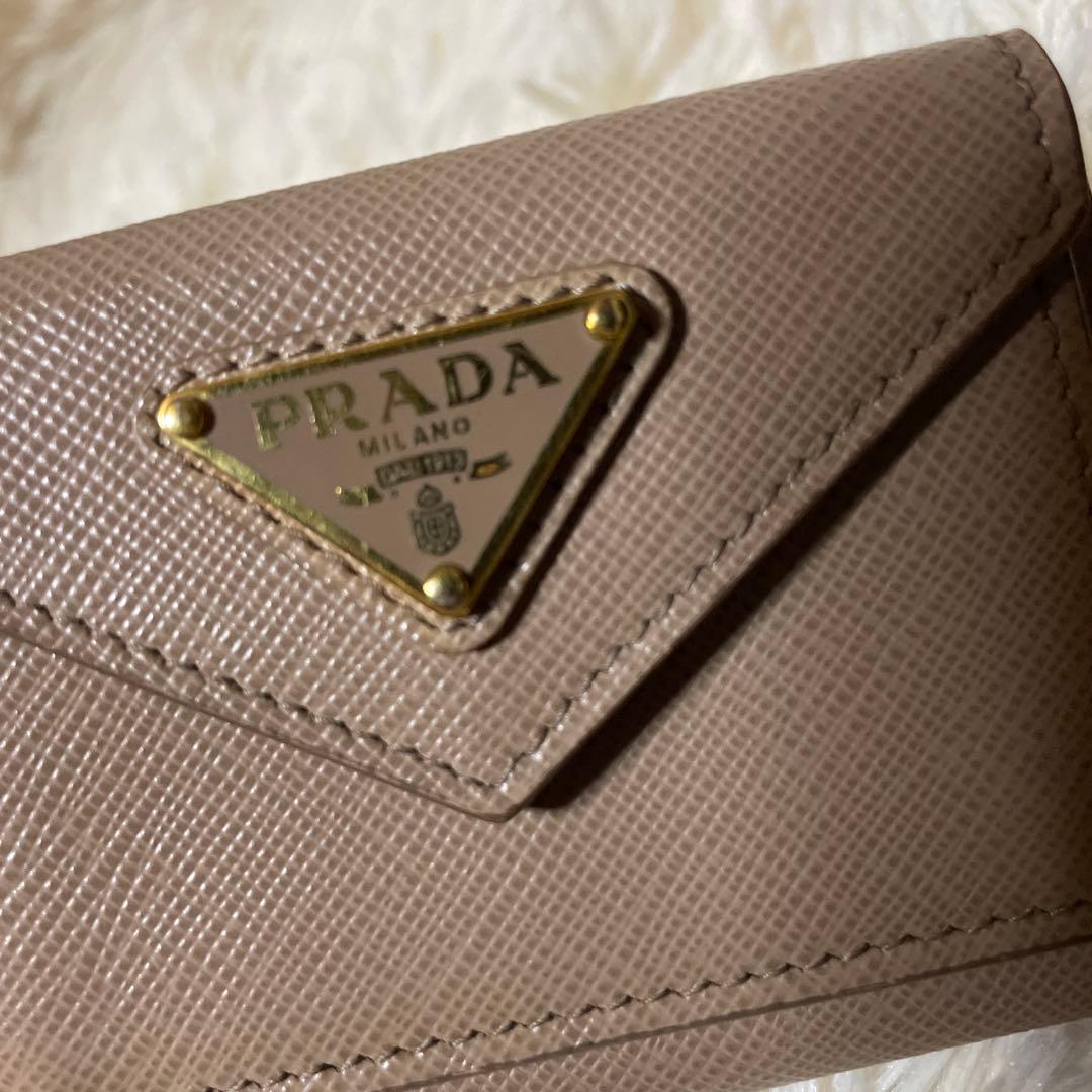 ほぼ未使用　PRADA プラダ 財布　ミニ財布　ピンクベージュ　三角プレート