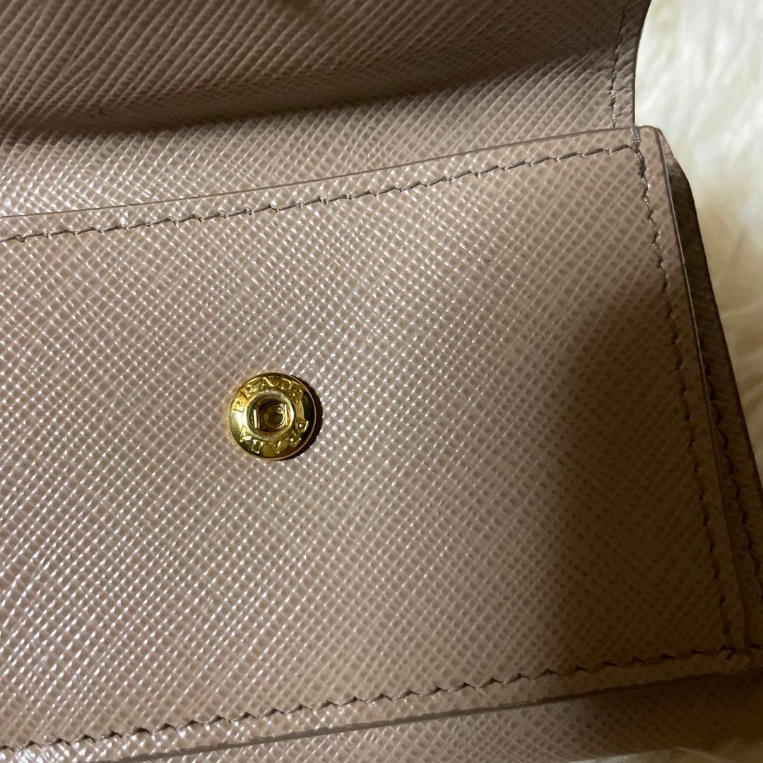 ほぼ未使用　PRADA プラダ 財布　ミニ財布　ピンクベージュ　三角プレート